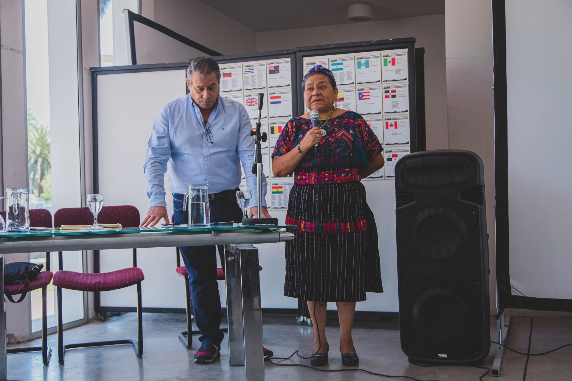 Guillermo Whpei y Rigoberta Menchú durante presentaron un informe que da cuenta de las violaciones de los derechos humanos en Chile durante las últimas semanas. 