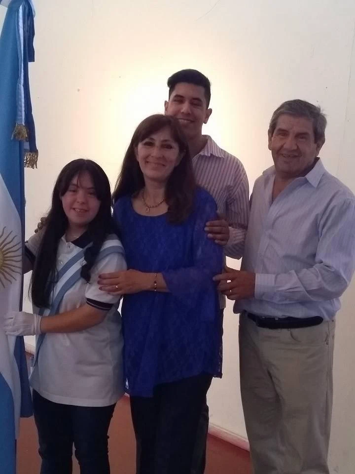 En 2018 Florencia recibió la bandera de su colegio. Sus padres, Esteban y Mónica y su hermano Cristian celebraron este logro. 