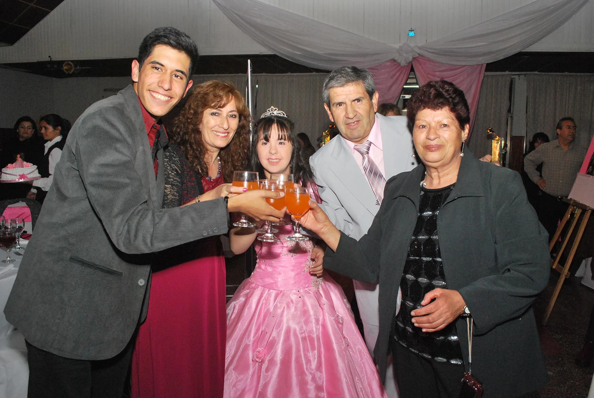 Cristian, Mónica, Florencia Esteban y la abuela Teresa en el brindis de la fiesta de 15. 