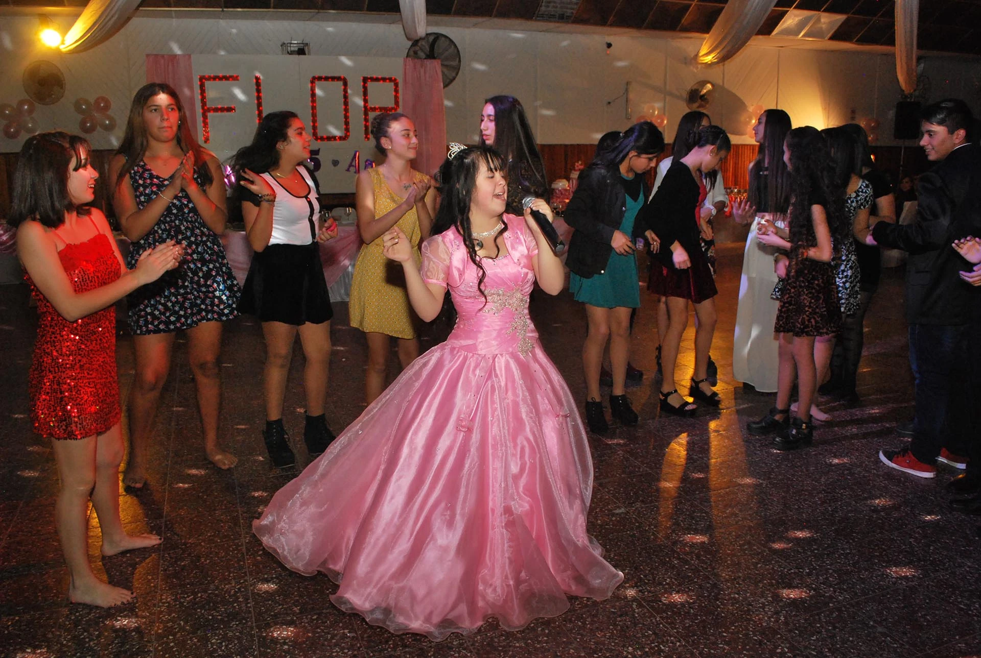 Para sus 15, eligió un vestido rosa y se dio el gusto de cantar para sus amigos. 
