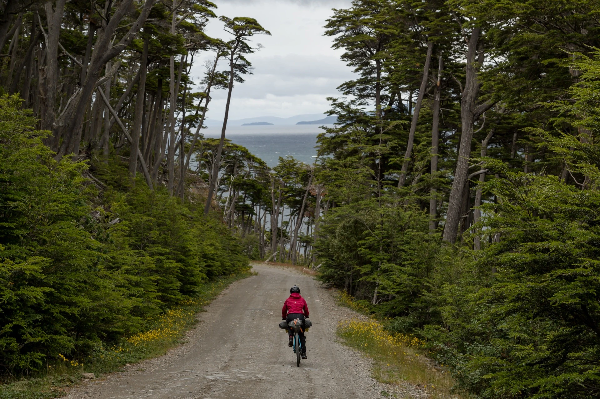 Jime Sánchez y Andrés Palla dieron la vuelta a Tierra del Fuego en bicicleta y grabaron un documental para compartir la magia de la provincia austral.