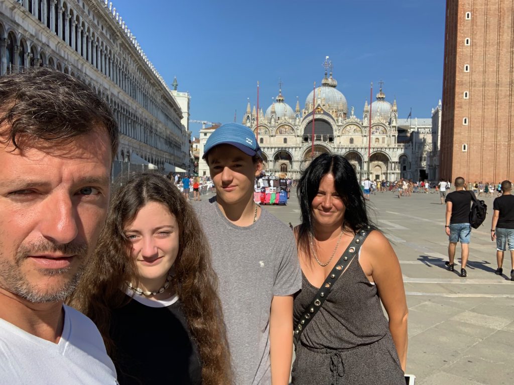 Agosto en Italia. La familia a pleno disfrutando del sol y los canales de Venecia.