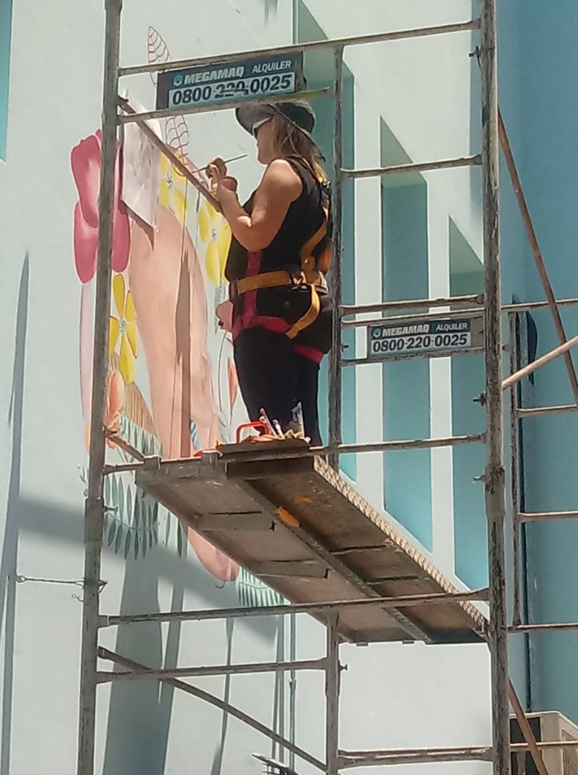 Liset pintando un mural en el Piñero.