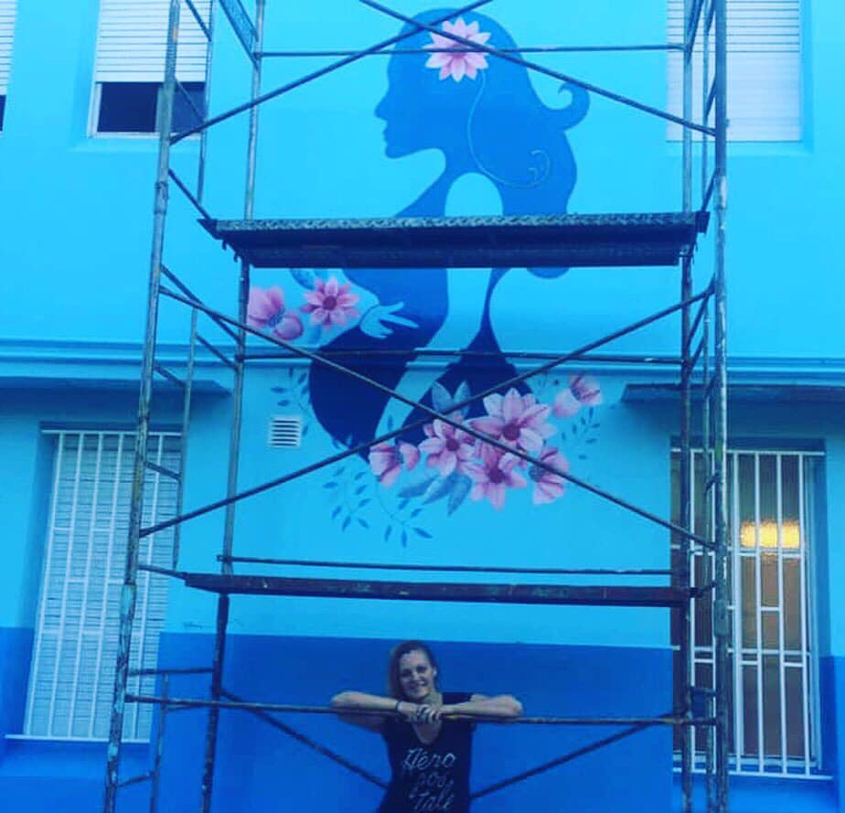 Liset Feider delante de uno de los murales que pintó en la maternidad del Hospital Piñero.