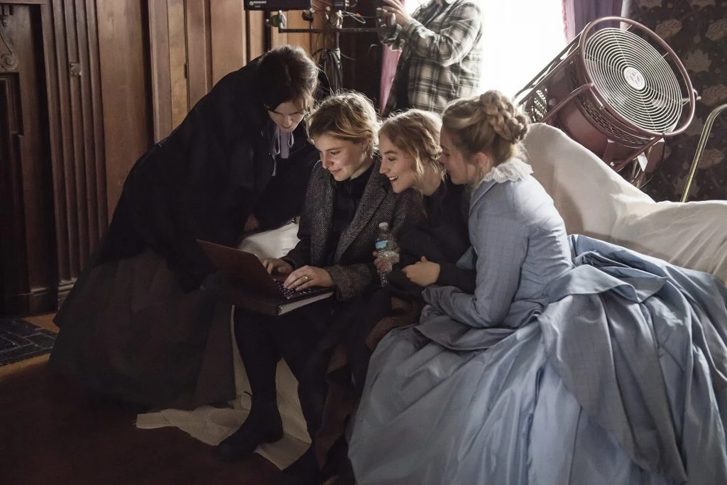 Detrás de escena: Emma Watson (Meg), Greta Gerwig, Saoirse Ronan (Jo) y Florence Pugh (Amy) en un recreo de la filmación