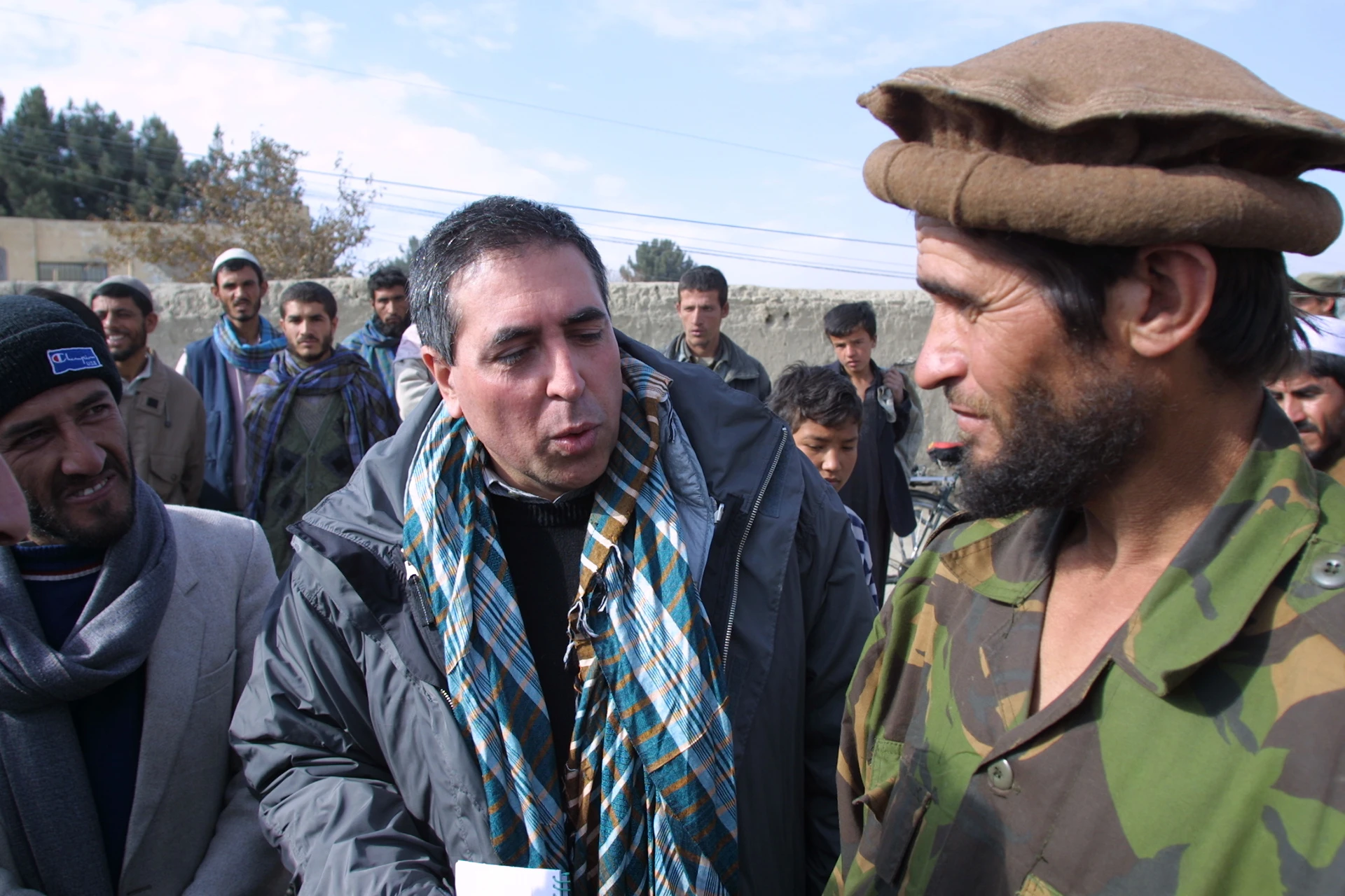 En Afganistan (2001), Gustavo Sierra estaba en permanente diálogo con miembros de la milicia.