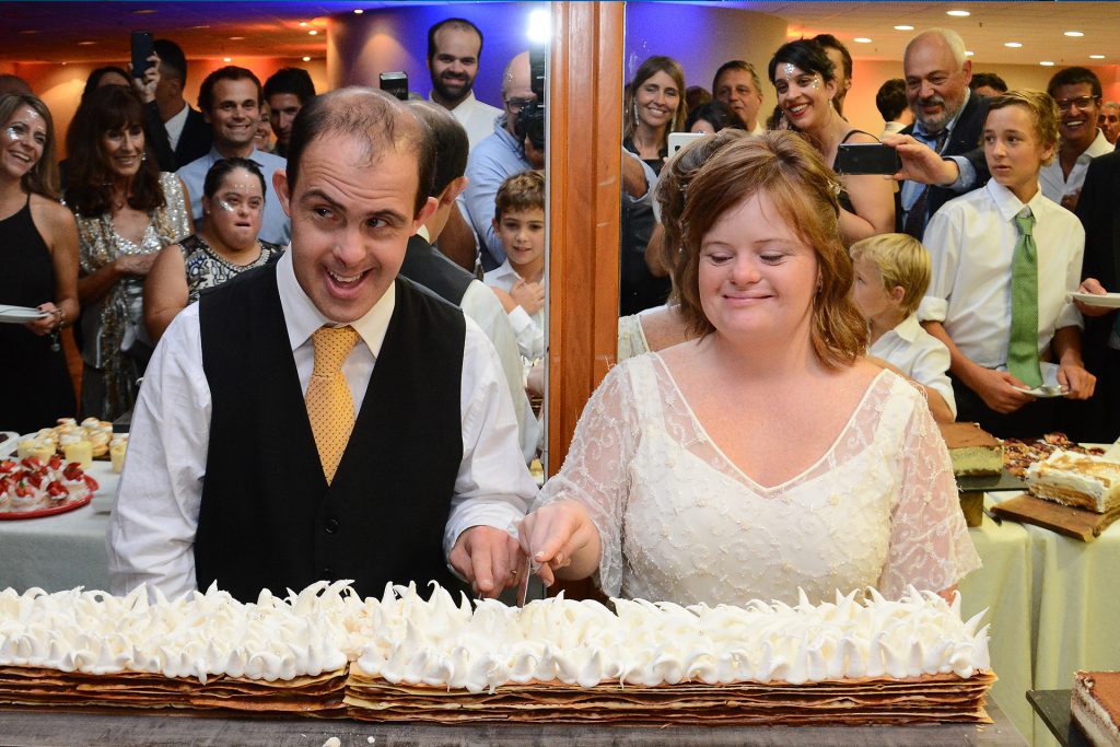 La torta de bodas fue un rogel gigante. Eligieron esa opción porque es la favorita de Lucre.