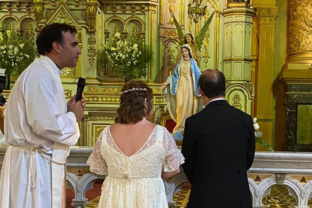 Santi y Lucre consagrando su matrimonio a la Virgen.