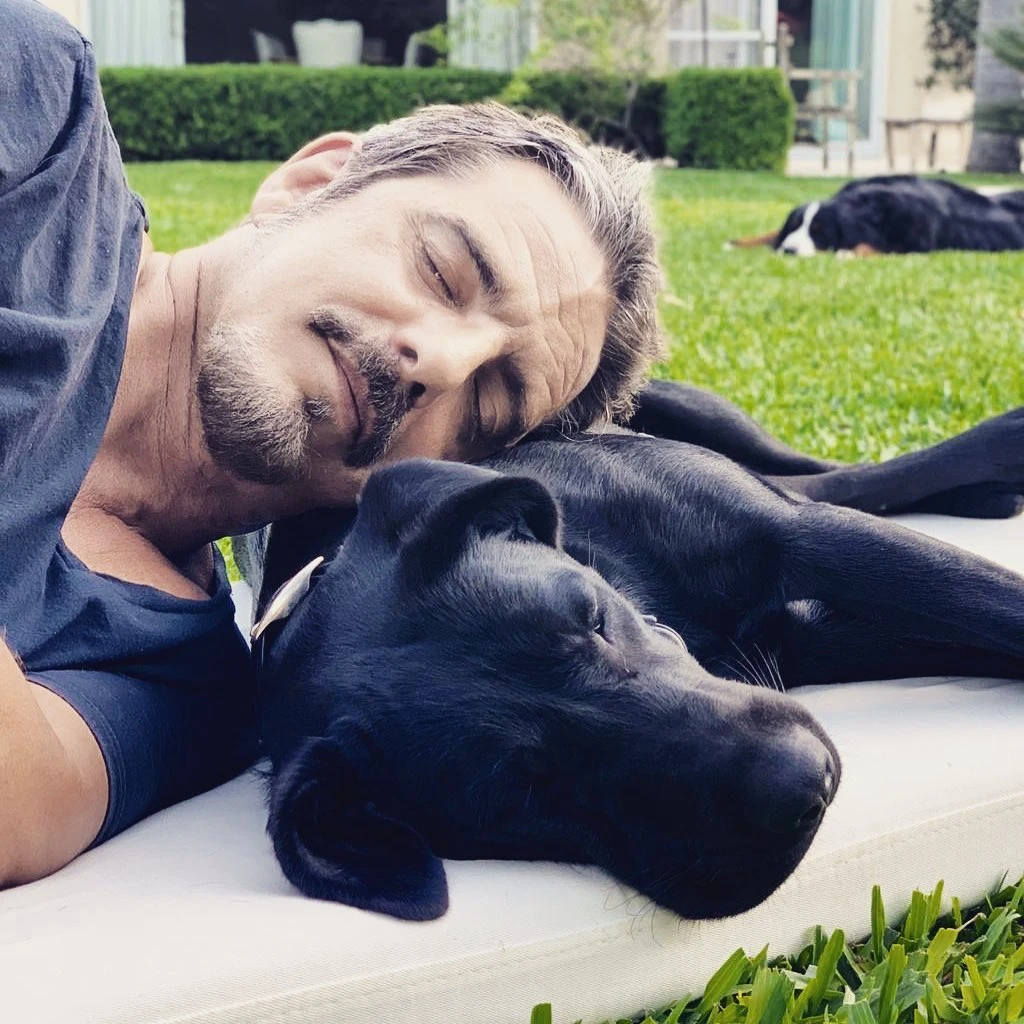 ¡CALLEJERA! Fabián Mazzei disfrutando una siesta con Olivia, una perra rescatada del abandono. 