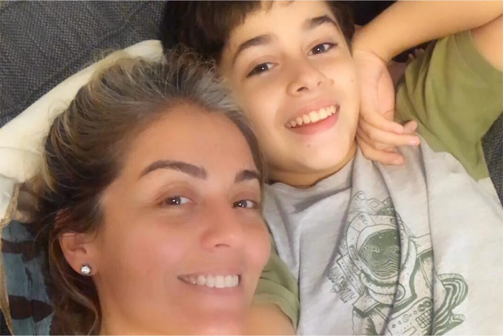 Celeste Marisi junto a su hijo Tomi, que tiene un Trastorno del Espectro Autista.