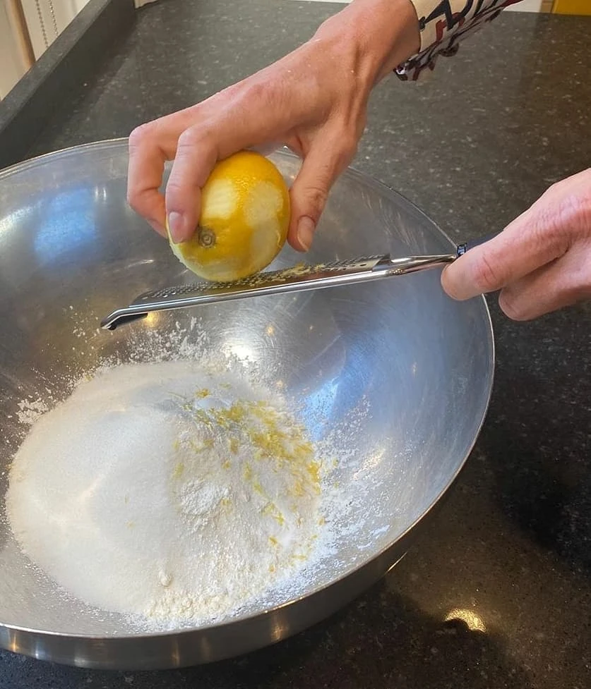 El primer paso, luego de prender el horno, es mezclar los ingredientes secos: 300 g de almidón de maíz, ralladura de un limón, 150 g de azúcar, dos cditas de polvo de hornear y 1 cdita de bicarbonato de sodio.  