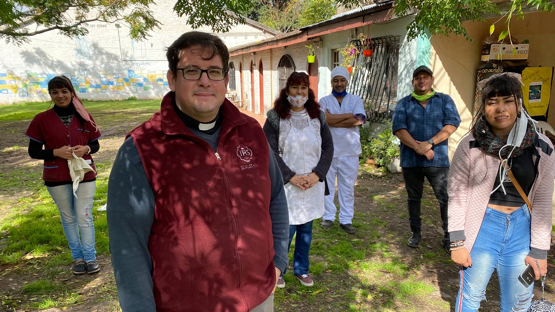 El Padre Muiño junto a un grupo de voluntarios.