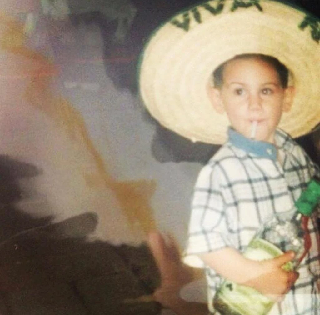 "Desde 1995 celebrando México", dijo el actor cuando compartió esta graciosa foto de su infancia. 