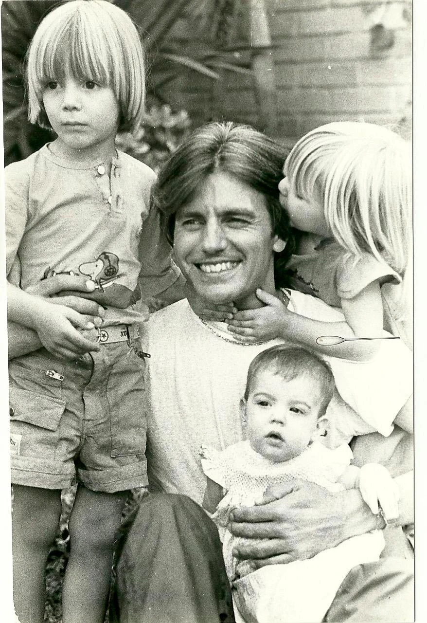Sergio Denis con sus tres hijos: Federico, Victoria y Bárbara. 