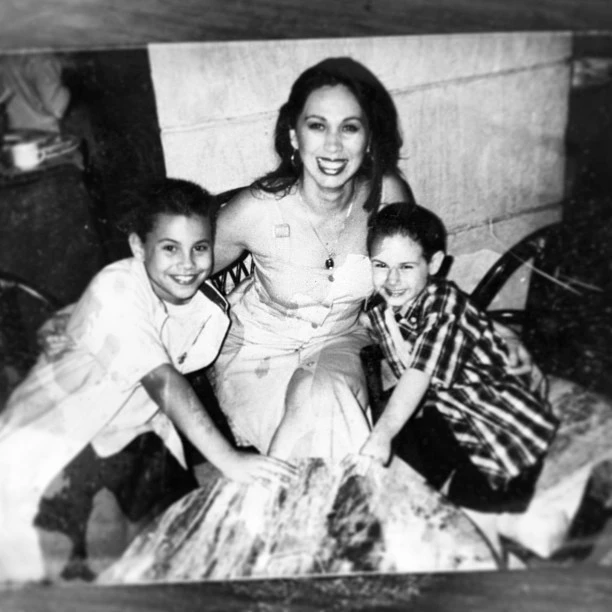 Alex con su mamá y su hermano Carlo, que también es actor. 
