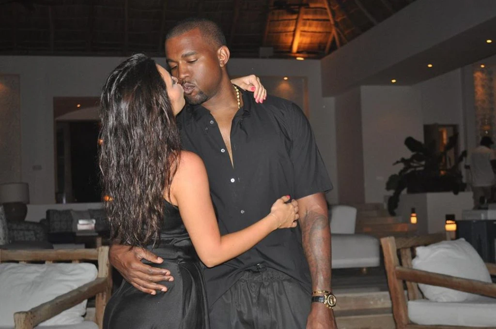 ¡Tan enamorados! La foto que eligió Kim para saludar a su Kanye en su aniversario.