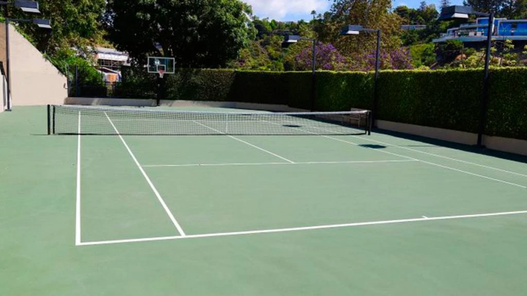 La cancha de tenis es uno de los principales atractivos de la casa. 