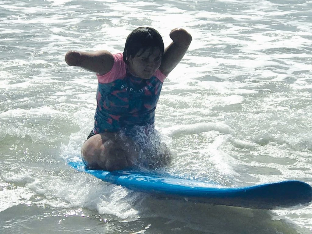 Aprendió a hacer surf. Para Paloma, definitivamente, no hay imposibles. 
