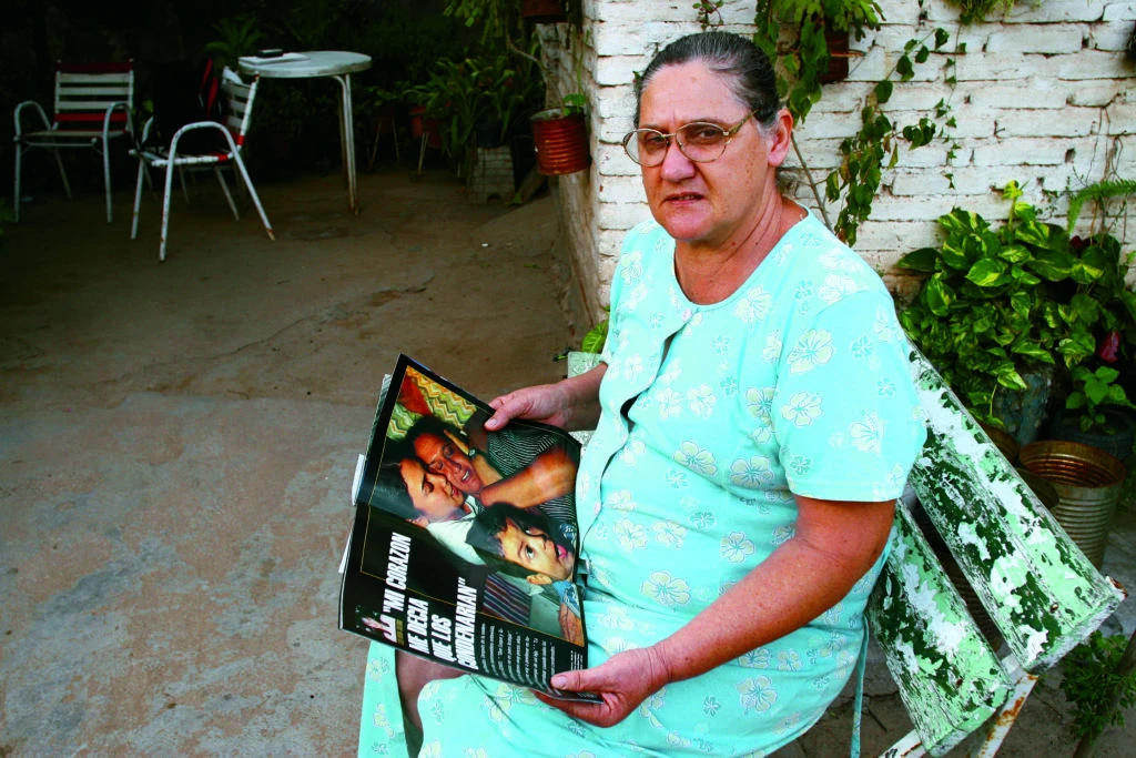 Ada Morales con el ejemplar de GENTE de la fecha en la que se emitió la sentencia del juicio por la muerte de su hija.