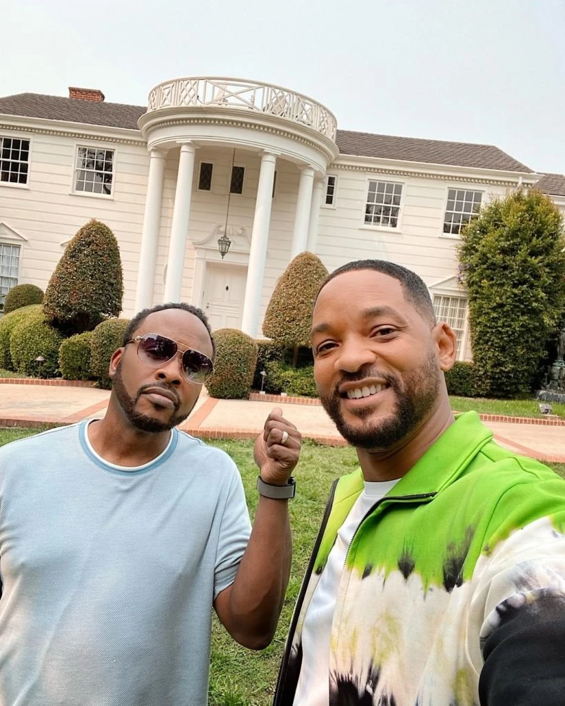 Willl Smith y DJ Jazzy Jeff delante de la mítica mansión de "El príncipe del rap"