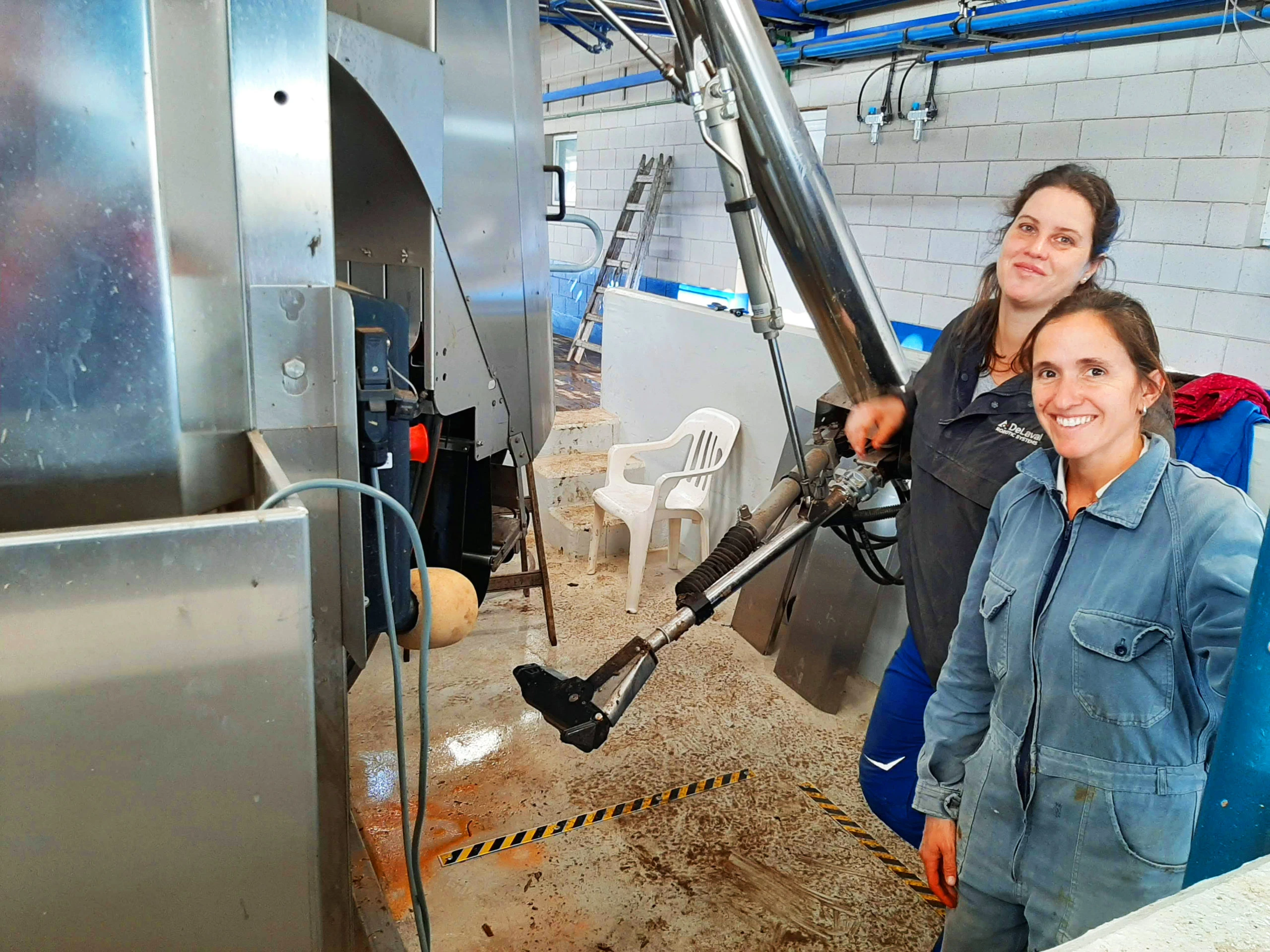 Veterinarias de la empresa De Laval supervisando los robots en un ordeñe voluntario de vacas lecheras en Adelia María, Córdoba.