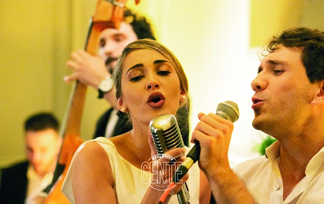 Fanática de la música, en su casamiento deslumbró a los invitados cuando agarró el micrófono y cantó junto a su primo. 