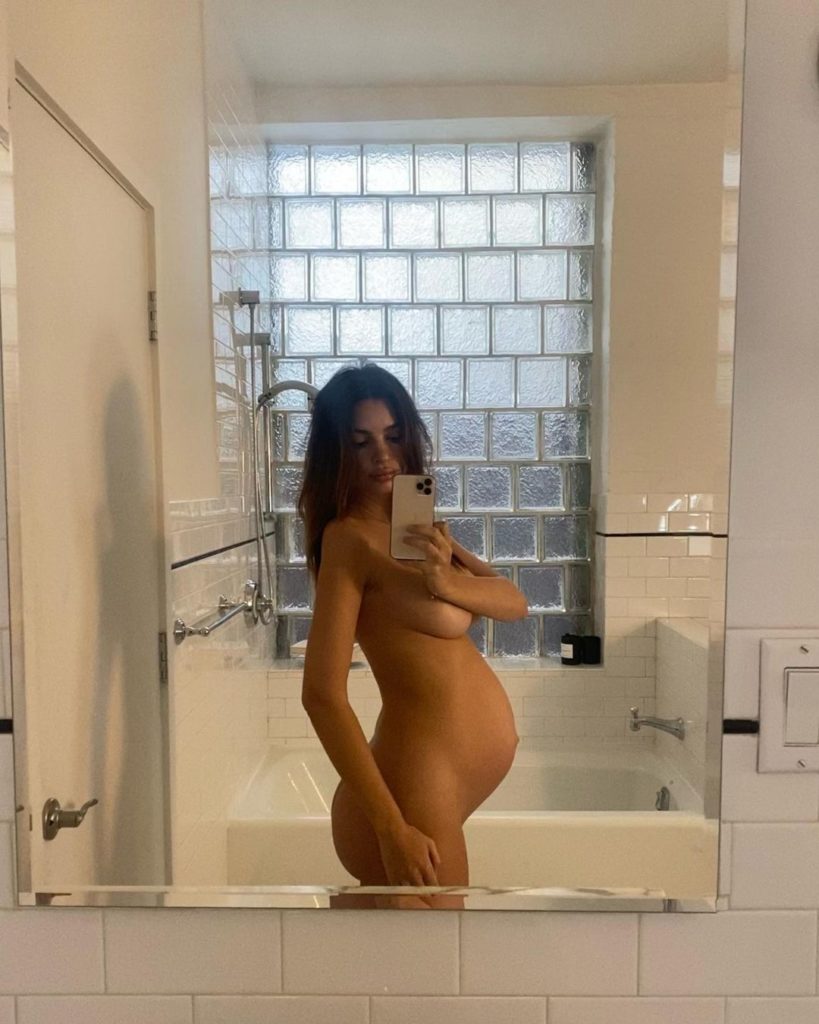 Emrata publicó dos desnudos para hablar de los sentimientos encontrados que tiene con su cuerpo en su noveno mes de embarazo.