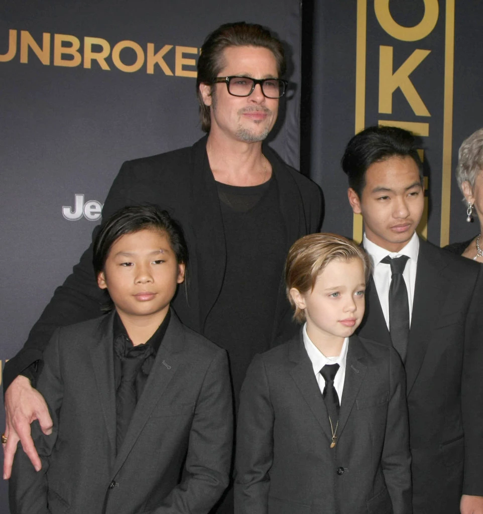 Brad Pitt junto a sus hijos