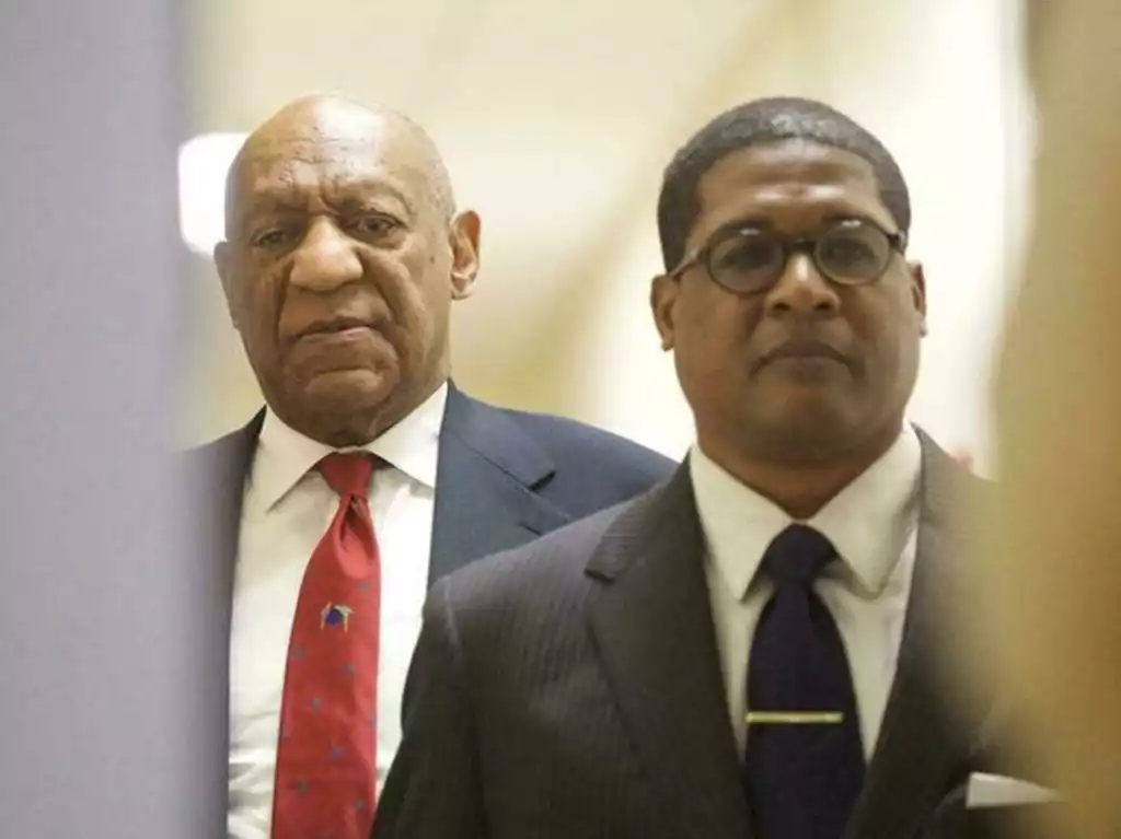 Bill Cosby en 2021, al ser liberado luego de que la Corte Suprema de Pensilvania revocara su condena por un acuerdo civil previo en el que indemnizó a la canadiense Andrea Constand. 