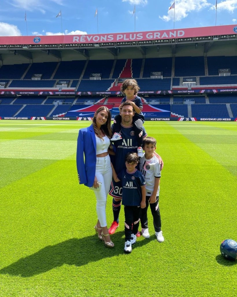 Antonela Roccuzzo subió una foto familiar en el estadio del PSG