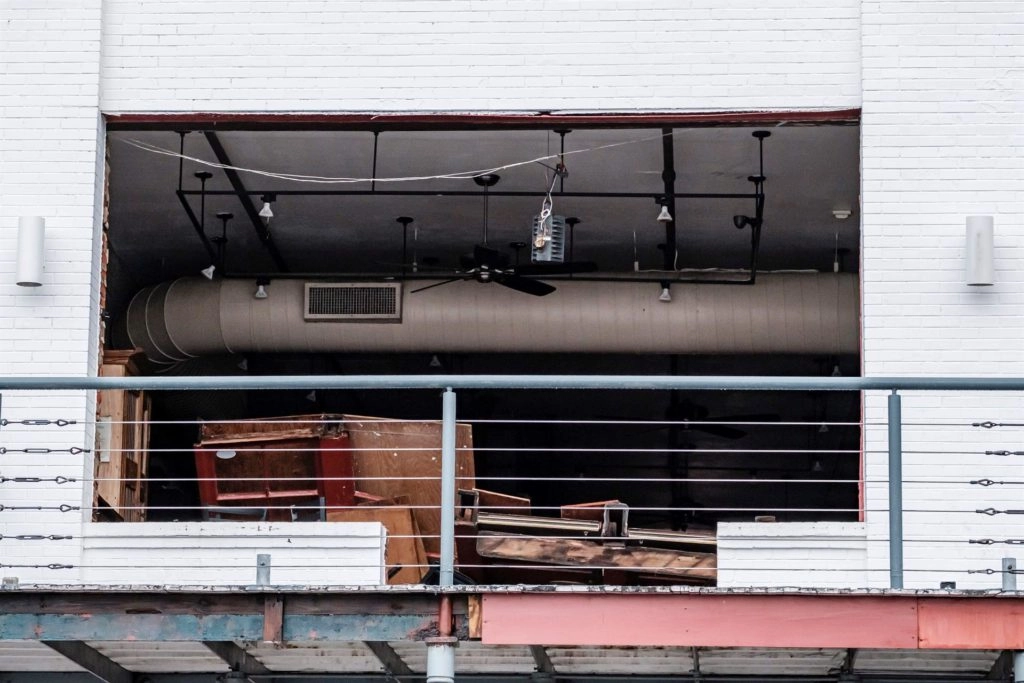 Una ventana del balcón del segundo piso explotada en el Barrio Francés después de que el huracán Ida tocara tierra en Nueva Orleans, Louisiana, EE. UU., El 30 de agosto de 2021. EFE/EPA/DAN ANDERSON