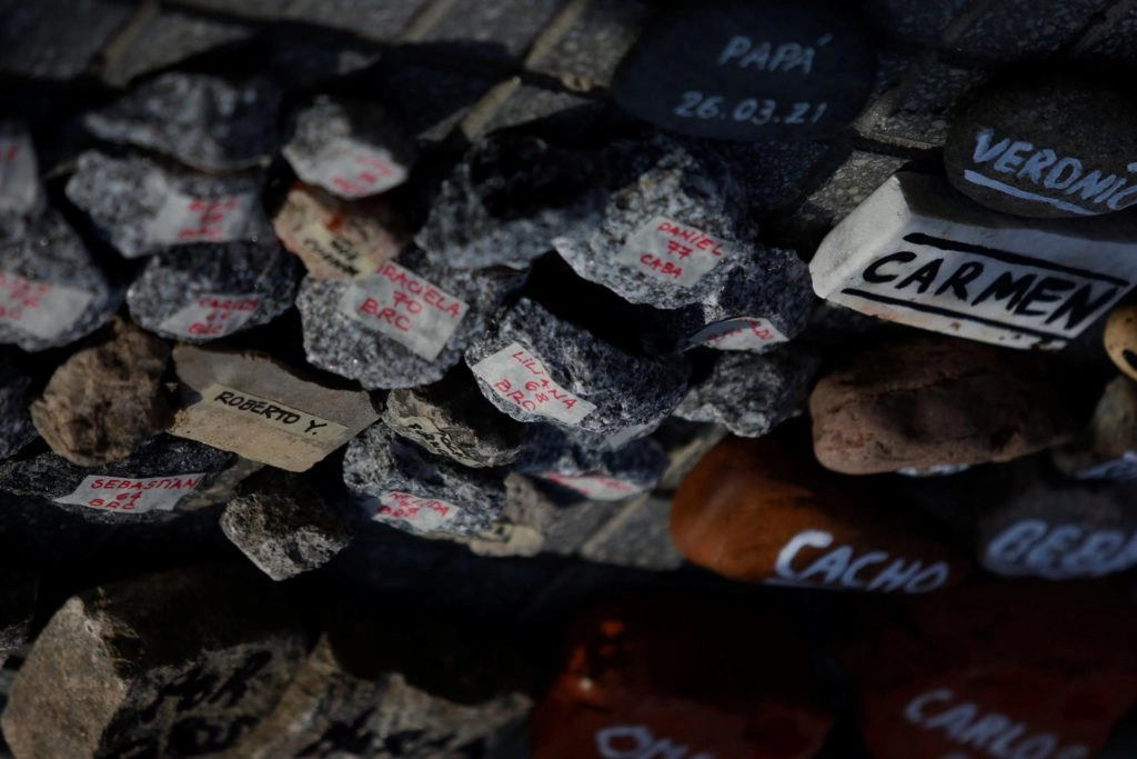 Detalle de las piedras colocadas por manifestantes con los nombres de personas victimas de la covid-19, frente a la Casa Rosada, en Buenos Aires. Manifestantes participan en una marcha en memoria de los fallecidos por coronavirus y en protesta contra el Gobierno por la gestión de la pandemia. EFE/Demian Alday Estévez