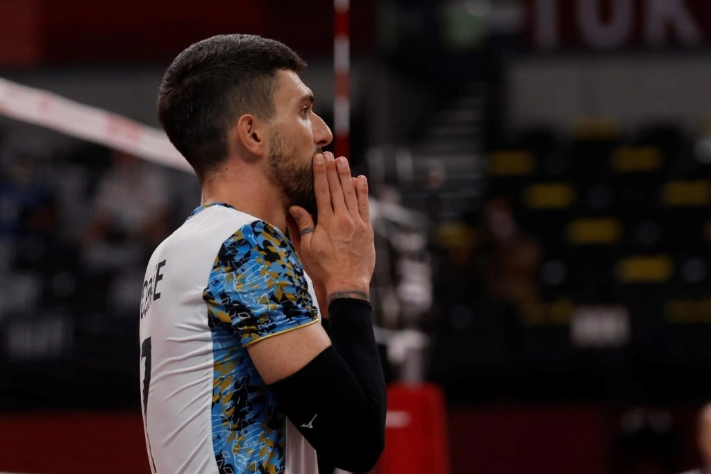 El argentino Facundo Conte reacciona durante su partido de cuartos de final de voleibol ante Italia con motivo de los Juegos Olímpicos de Tokio 2020 disputado en el Arena Ariake de Tokio este martes. EFE/ Fernando Bizerra