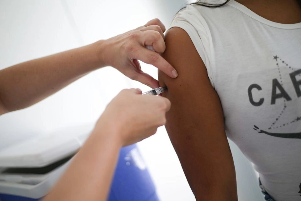 Una persona recibe una dosis de la vacuna contra la covid-19. EFE/ André Coelho/Archivo
