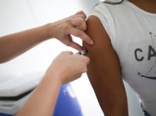 Una persona recibe una dosis de la vacuna contra la covid-19. EFE/ André Coelho/Archivo