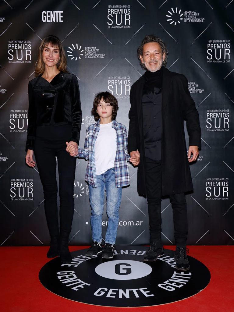 Paula Morales y Fabián Vena con su hijo en los Premios Sur 2022