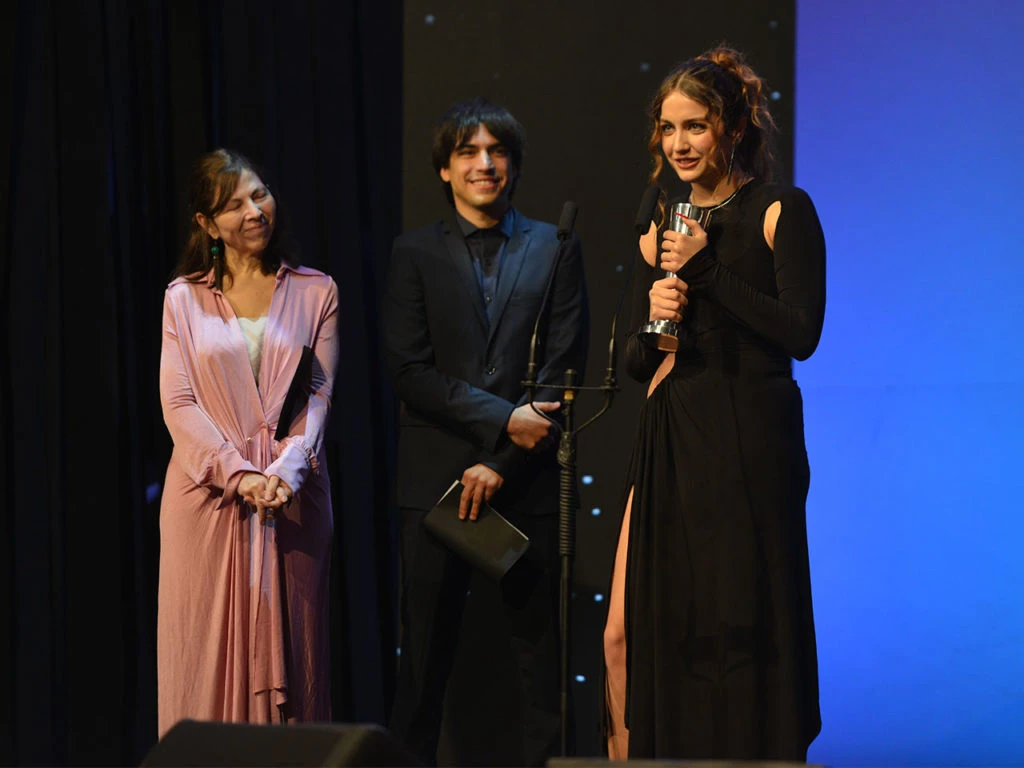 Miranda de la Serna recibe su premio a Revelación Femenina en los Premios Sur 2022