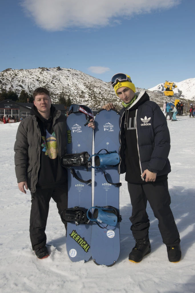 Emanero y Estani en la previa de la tarde de snowboard en el Cerro Catedral. Foto: Fabián Uset. 