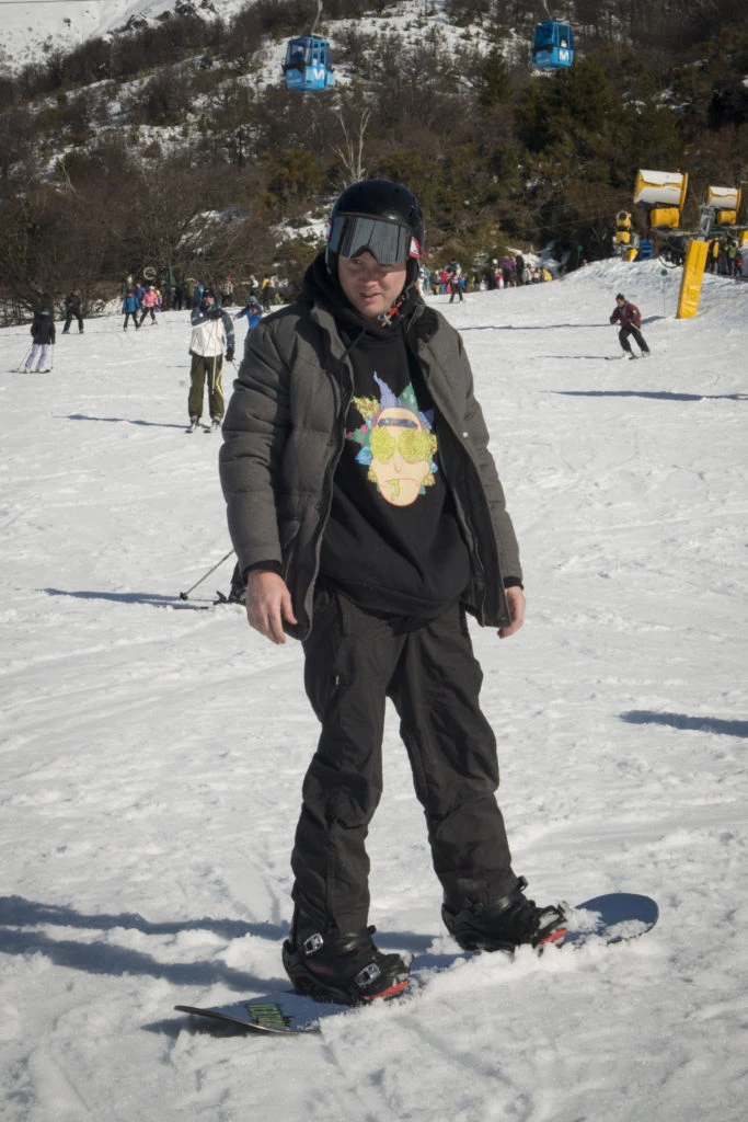 Emanero disfrutó de una clínica de snowboard en el Cerro Catedral. Foto: Fabián Uset. 