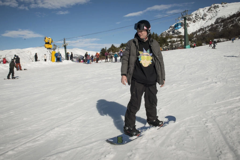Emanero disfrutó de una clínica de snowboard en el Cerro Catedral. Foto: Fabián Uset. 