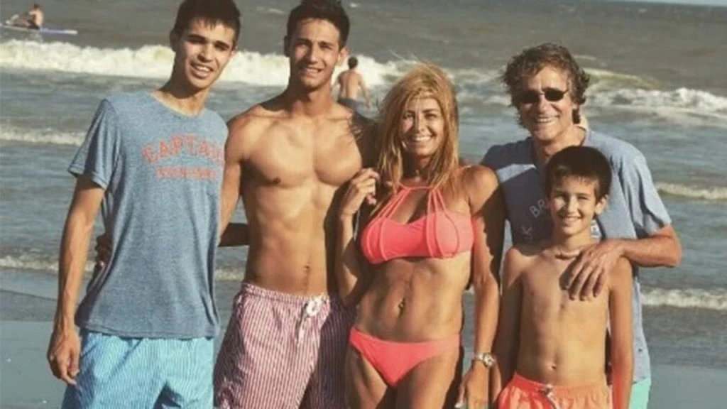 Marisa Andino junto a sus tres hijos. 