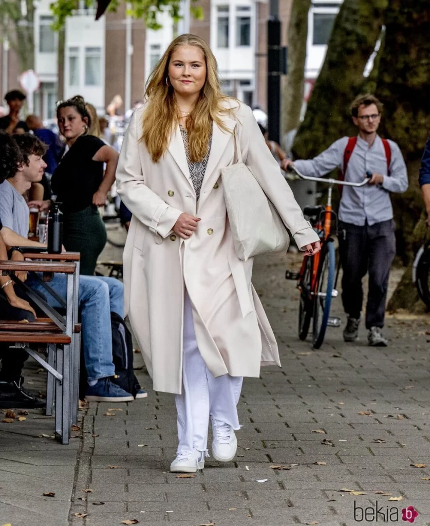 Amalia caminando por las calles de Ámsterdam. 