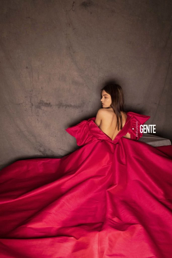 Ángela Navarro estrena el vestido de Matías Báez en esta producción de GENTE. Foto: Christian Beliera. 