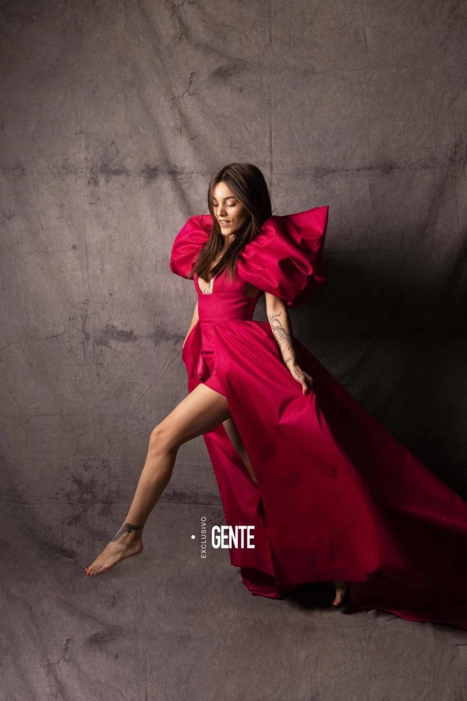 Ángela Navarro estrena el vestido de Matías Báez en esta producción de GENTE. Foto: Christian Beliera. 