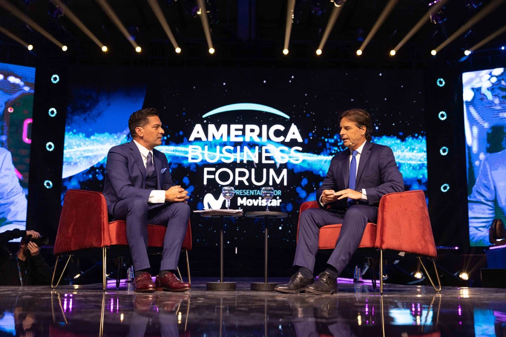 Ismael Cala y Luis Lacalle Pou en America Business Forum 2022