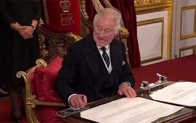 El gesto de Carlos III al estampar la firma durante su proclamación como Rey