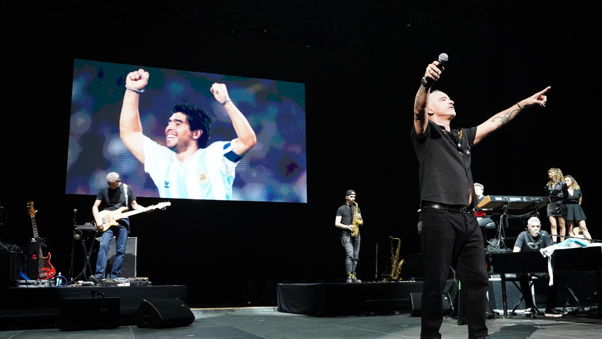 Eros Ramazzotti è tornato in Argentina dopo 3 anni e ha dedicato il suo spettacolo a Maradona – GENTE Online