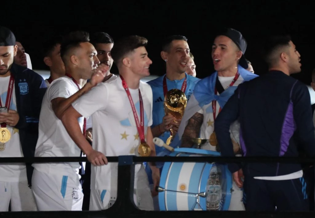 Los jugadores de la Selección Argentina en el colectivo tras convertirse en campeones del mundo