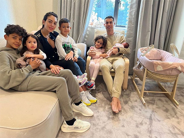 Cristiano Ronaldo y Georgina junto a sus hijos.