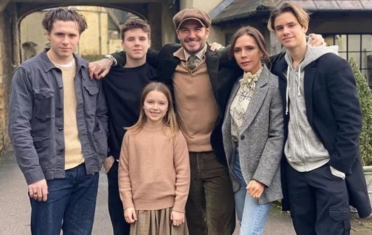 Victoria y David Beckham y sus hijos. Fotos redes sociales. 